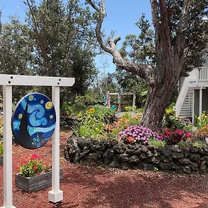  Holiday home The Art Garden- Hibiscus